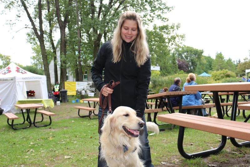 Geneviève et un chien — Hôpital Vétérinaire Duvernay
