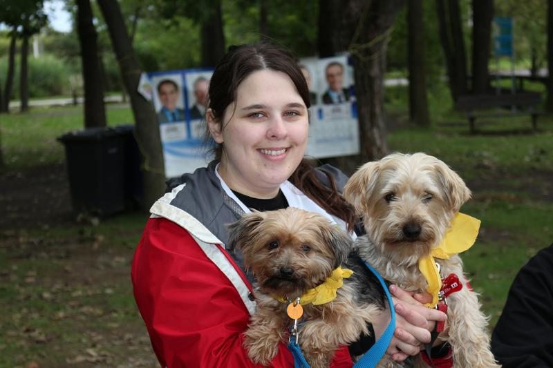 Jo-Anna et deux chiens — Hôpital Vétérinaire Duvernay
