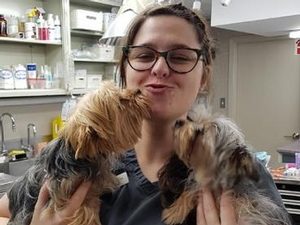 Jo-Anna et son yorkshire — Hôpital Vétérinaire Duvernay